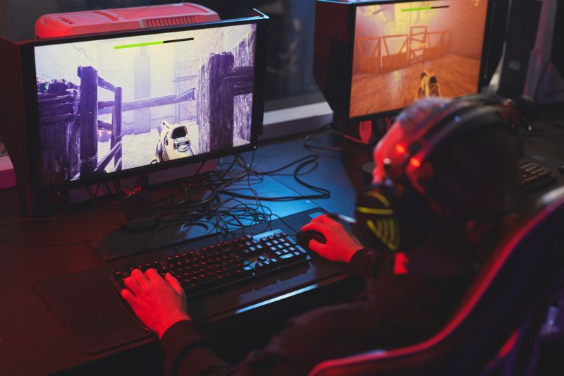 mężczyzna grający w gry komputerowe - jaki monitor do gier