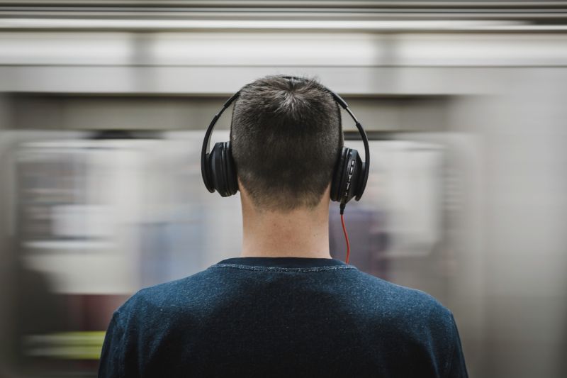 mężczyzna w przewodowych słuchawkach - słuchawki przewodowe czy bezprzewodowe