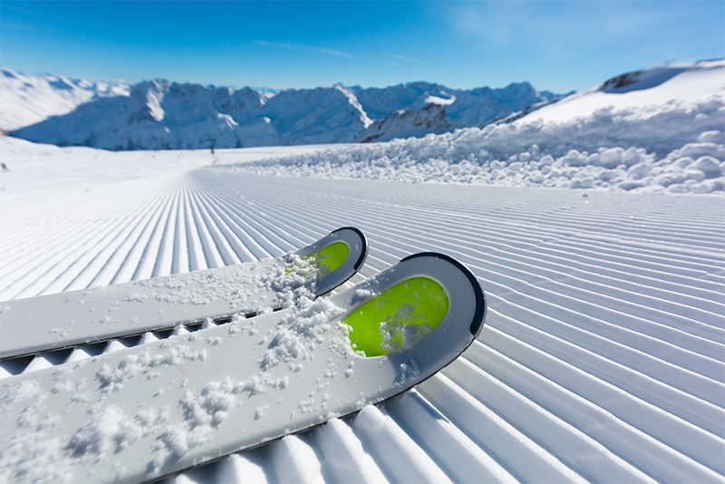 Zarówno narty, jak i snowboard mogą się okazać świetnym pomysłem na zapewnienie sobie niesamowitych wrażeń.