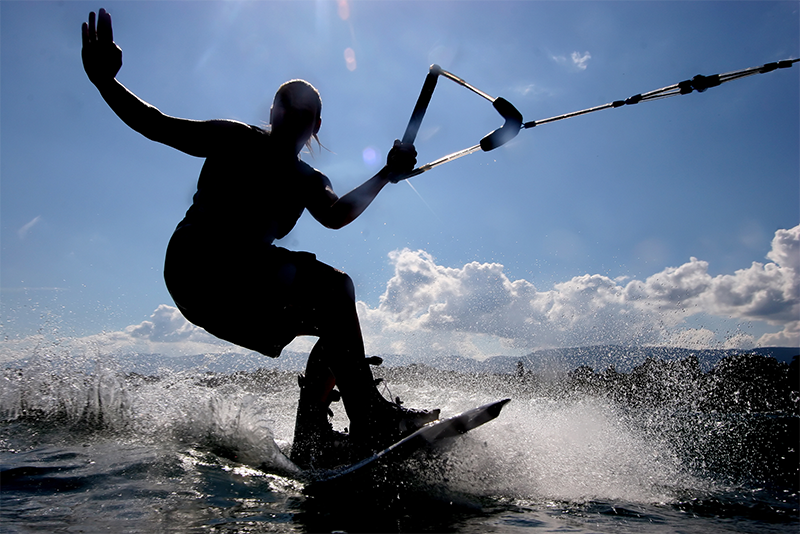 Wakeboarding to prosta i emocjonująca aktywność nad wodą, której może spróbować właściwie każdy. 
