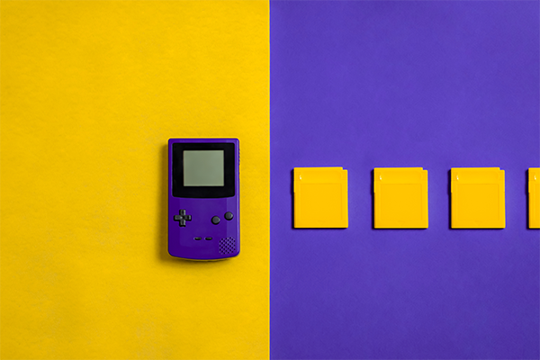 Fioletowa konsola z grą Pacman