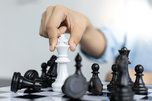 Osoba gra w szachy - czy są one lepsze niż poker?